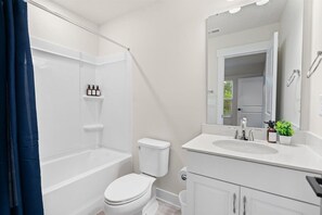 Kombinasi shower/bathtub, perlengkapan mandi gratis, handuk, dan sabun