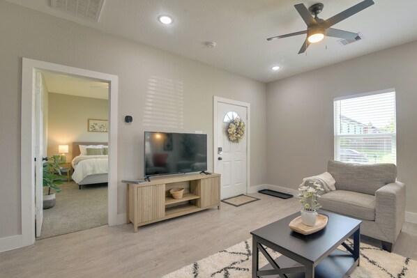 2 bedrooms, iron/ironing board, internet, bed sheets - Patio & Fenced Yard: Home Close to Dtwn Houston! (Houston)