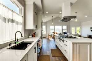Frigorífico, microondas, placa de cocina y lavavajillas