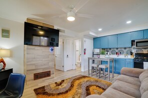 TV - Gated 1BR Apt Near UMC + Texas Tech (El Paso)