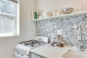 Réfrigérateur, micro-ondes, plaque de cuisson, cafetière/bouilloire