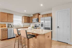 ثلاجة، ميكروويف، فرن، موقد طهي مسطح