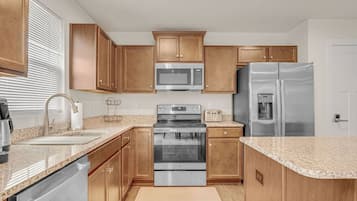 Refrigerador, microondas, horno, placa de cocina