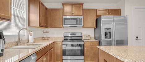 Frigorifero, microonde, forno, piano cottura