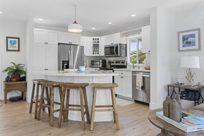 Fridge, microwave, oven, stovetop - Spectacular Keys home-corner canal, hot tub, tiki (Islamorada)