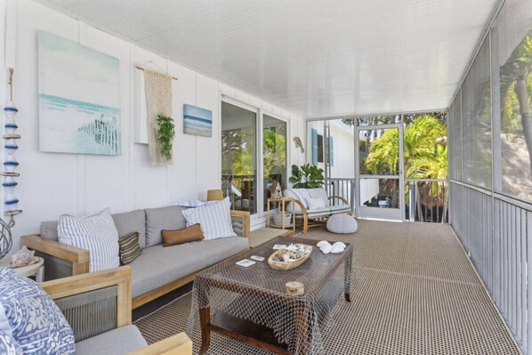 TV - Spectacular Keys home-corner canal, hot tub, tiki (Islamorada)