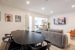 Deluxe-Apartment, 2 Schlafzimmer | Minibar, Bügeleisen/Bügelbrett, kostenloses WLAN, Bettwäsche