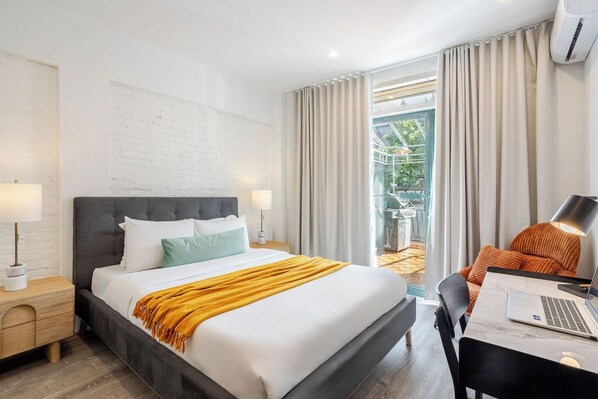 Deluxe-Apartment, 1 Queen-Bett | Minibar, Bügeleisen/Bügelbrett, kostenloses WLAN, Bettwäsche