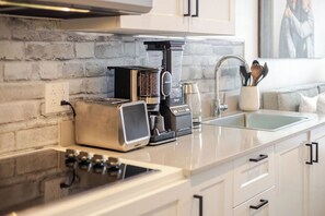 Appartamento Deluxe, letti multipli | Cucina privata | Frigorifero, microonde, piano cottura, pentole/stoviglie/utensili