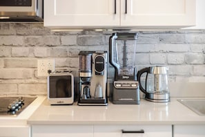 Deluxe Apartment, Multiple Beds | Private kitchen | Fridge, microwave, stovetop, cookware/dishes/utensils - Theatre Hotel by Lodgo (Montréal)