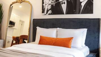 Deluxe Apartment, Kitchen | Minibar, iron/ironing board, free WiFi, bed sheets