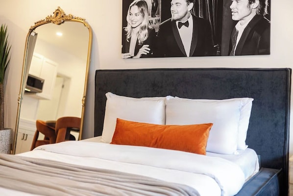 Deluxe Apartment, Kitchen | Minibar, iron/ironing board, free WiFi, bed sheets - Theatre Hotel by Lodgo (Montréal)