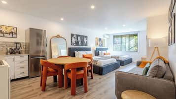 Deluxe Apartment, Kitchen | Minibar, iron/ironing board, free WiFi, bed sheets