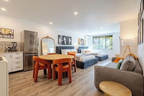 Minibar, iron/ironing board, free WiFi, bed sheets