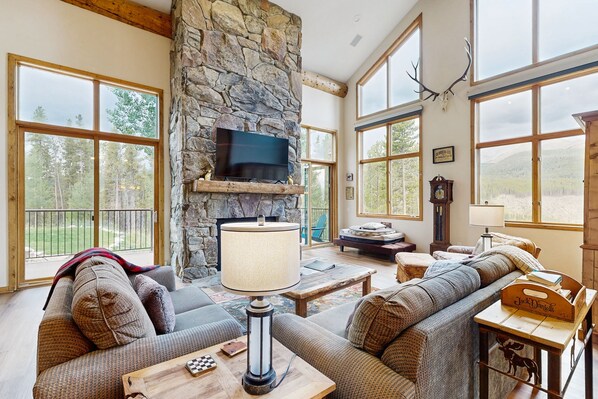 Télévision, cheminée, lecteur de DVD, table de tennis de table