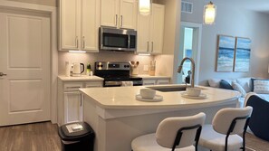 冷蔵庫、電子レンジ、オーブン、コンロ