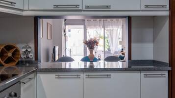 Een koffiezetapparaat/waterkoker, een koelkast, een magnetron, een oven