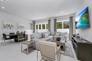 Smart TV - Charming Condo near Disney with Resort & Waterpark Access - B37-110 (Kissimmee)