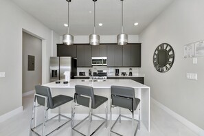 冷蔵庫、オーブン、コンロ、食器洗い機