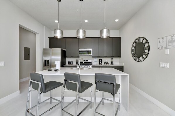 Refrigerador, horno, parrilla de estufa y lavavajillas