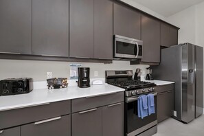 Fridge, oven, stovetop, dishwasher