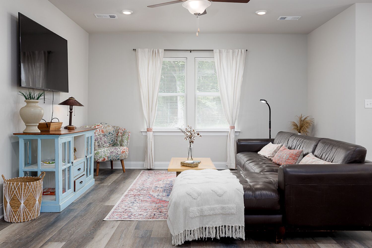 Smart TV, libros y estéreo 