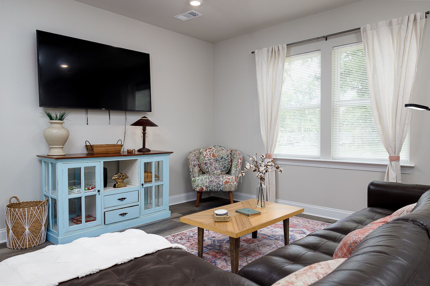 TV connectée, livres, chaîne hi-fi