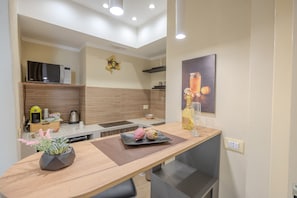 Fridge, microwave, stovetop, coffee/tea maker - Damas Home, apartment in St. Onofrio Square (Palermo)