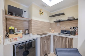 Fridge, microwave, stovetop, coffee/tea maker