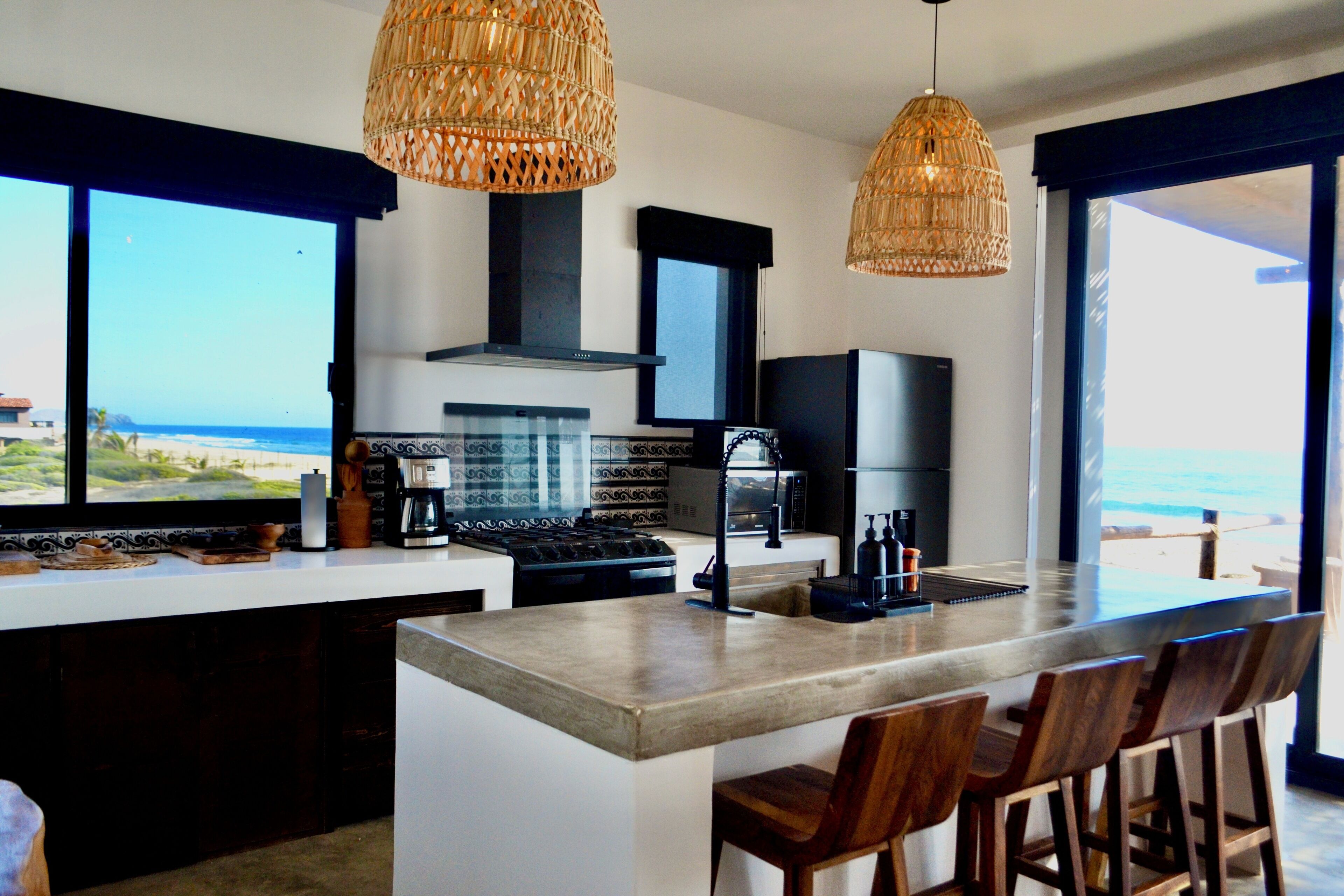 Microondas, horno y placa de cocina