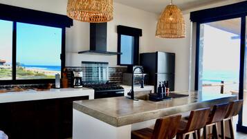 Microondas, horno y placa de cocina