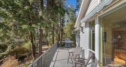 Dog-Friendly Lakeview Home w/ Canoes & Game Room