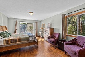 5 bedrooms, desk, iron/ironing board, WiFi