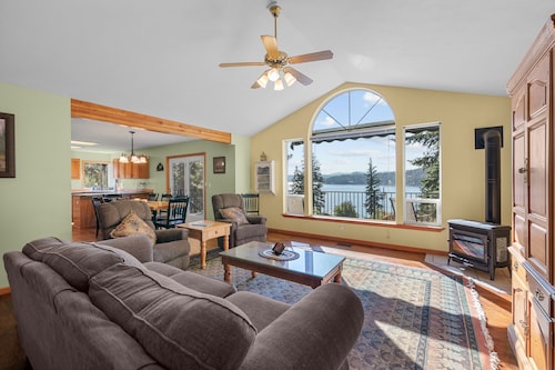 Dog-Friendly Lakeview Home w/ Canoes & Game Room