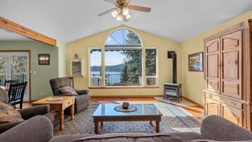 TV, fireplace, table tennis, books