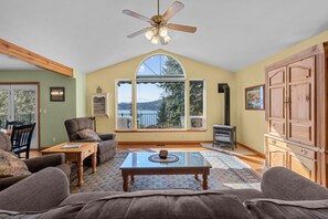 TV, fireplace, ping pong, books