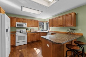 Geladeira, micro-ondas, fogão, cooktop