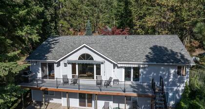 Dog-Friendly Lakeview Home w/ Canoes & Game Room