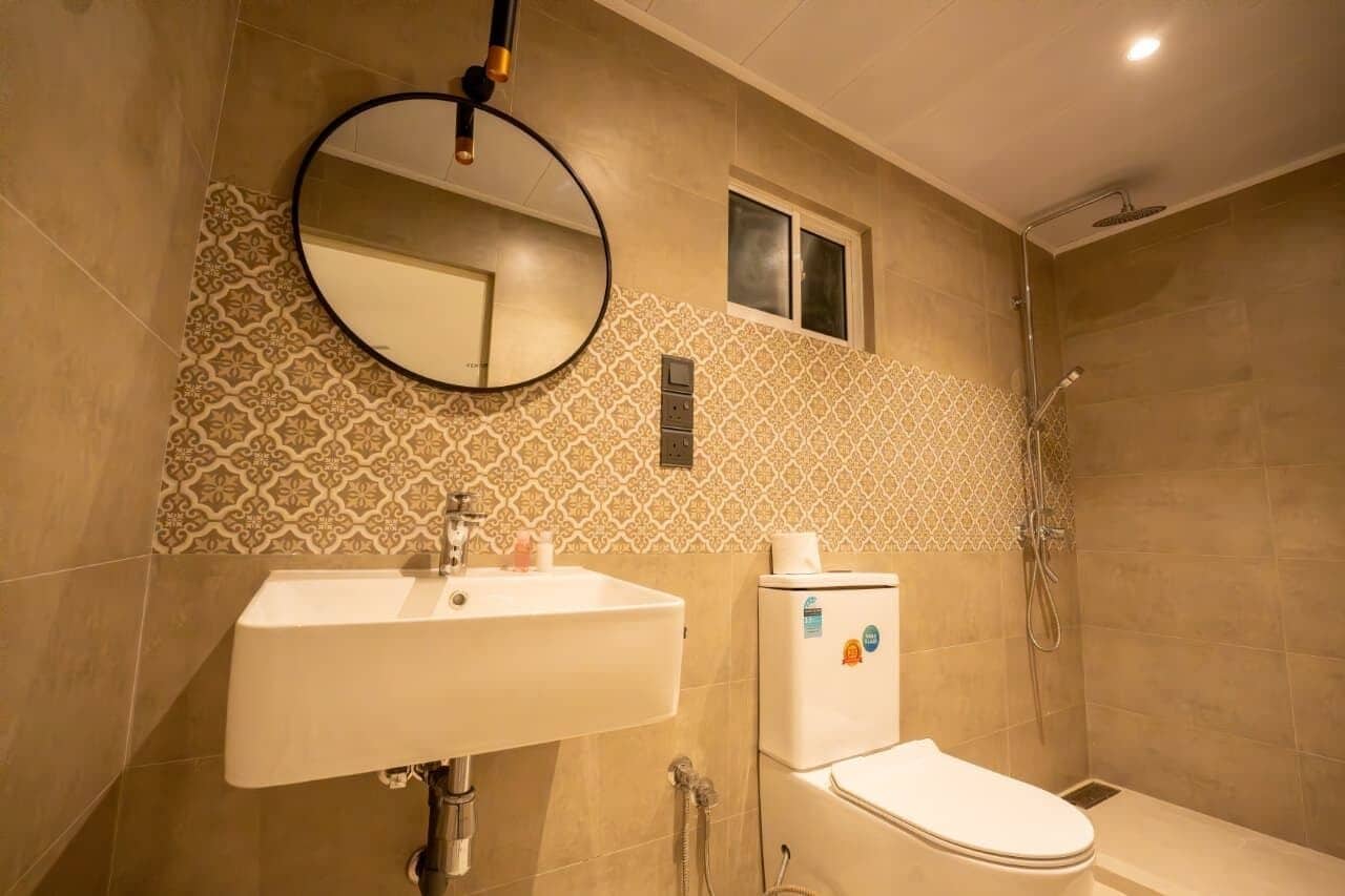 Une salle de bain avec un lavabo, des toilettes et une douche.