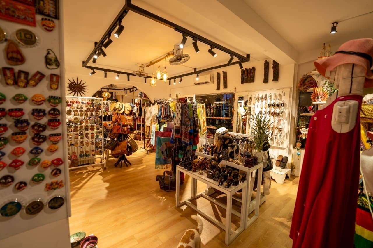 Una tienda boutique con diversos artículos a la vista, incluyendo sombreros, bufandas y accesorios.