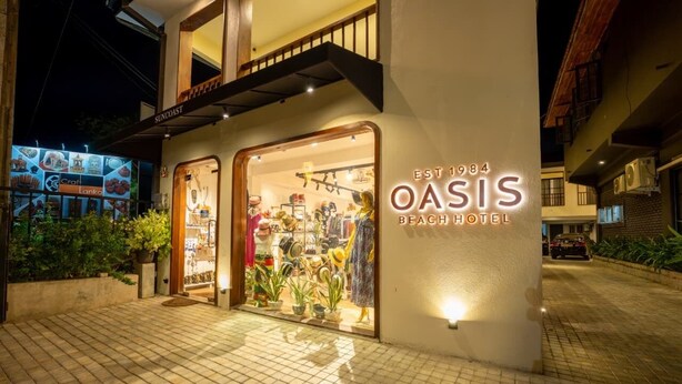 La façade de l’hôtel Oasis Beach, avec une enseigne indiquant qu’il a été fondé en 1984.