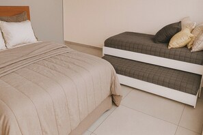 Escritorio, espacio para trabajar con laptop y wifi gratis 