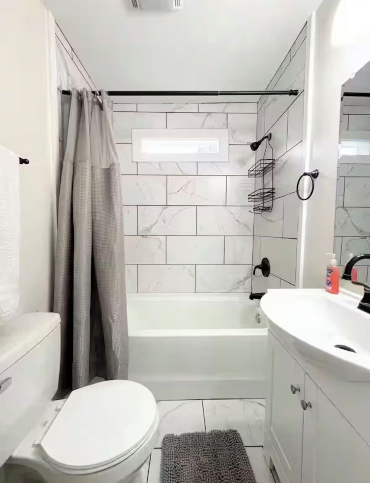 Een haardroger, handdoeken, toiletpapier