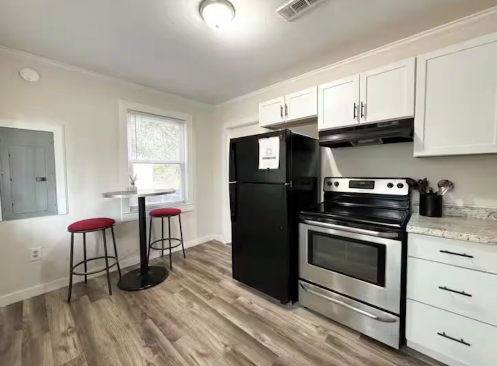 Mikrobølgeovn, ovn og kokeplater