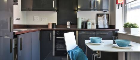 Apartment, 1 Bedroom, Non Smoking, City View | Private kitchen