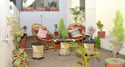 Shivoham Homestay| Your Private Bungalow| Luxe and Cosy 2BHK with Parking & Lawn