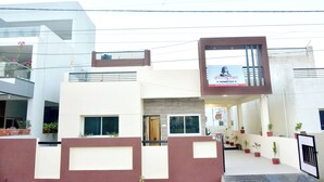 Un edificio moderno con un letrero que dice 'Shivas Bar & Home Stay'.