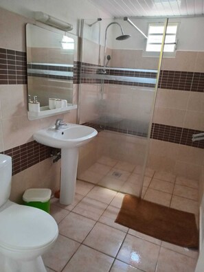 Serviettes fournies, papier toilette