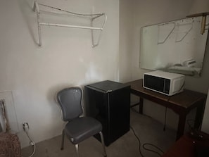 Room, 1 Queen Bed | Desk, free WiFi, bed sheets