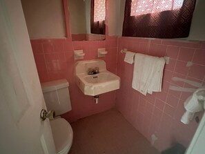 Douche, articles de toilette gratuits, serviettes fournies